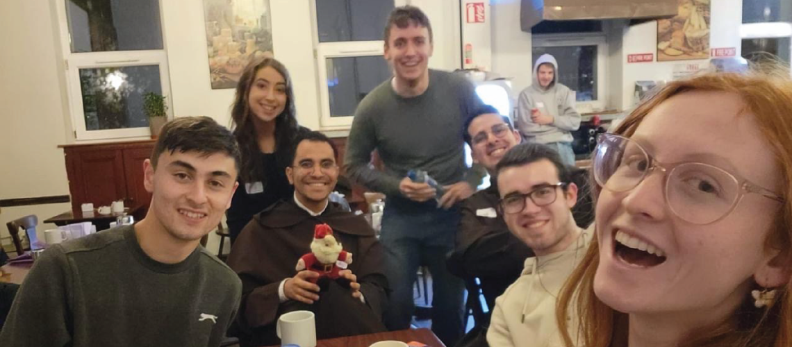 Young adults pose for a selfie with two Carmelites.