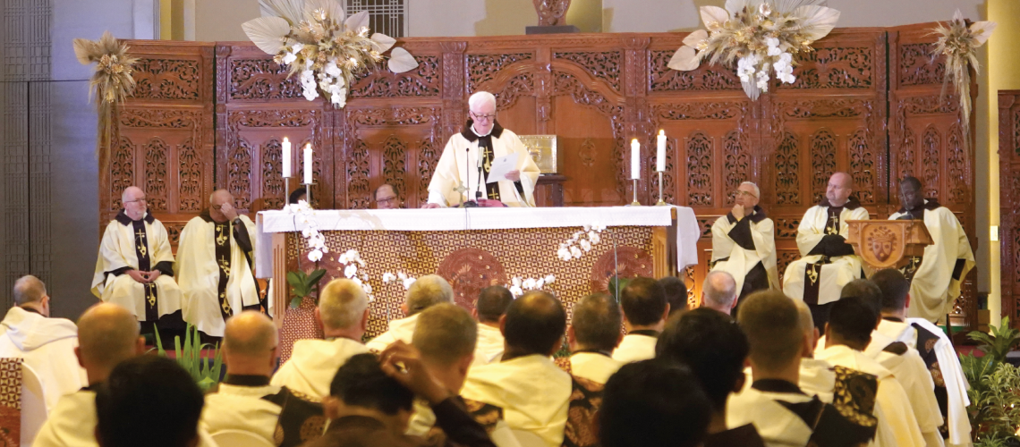 📜 At the opening of the General Chapter 2025 in Malang, Indonesia, a letter from Pope Leo XIV is read to the gathered Carmelites by Prior General Fr Míċeál O’Neill, O.Carm.